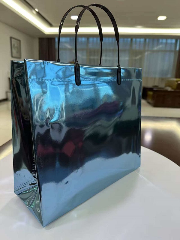 RGS PACKAGING lançou nova sacola para presente laminada com filme a laser de cor única